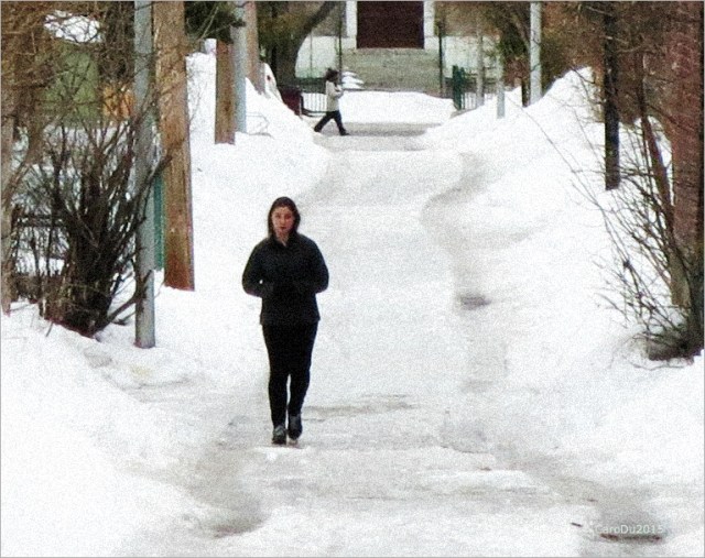 BAIN DE PIED - Fin mars, dans une ruelle de Rosemont Petite-Patrie, Montréal